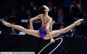 萨勒马克尔斯比赛里与裁判对峙，还被裁判踢了一脚